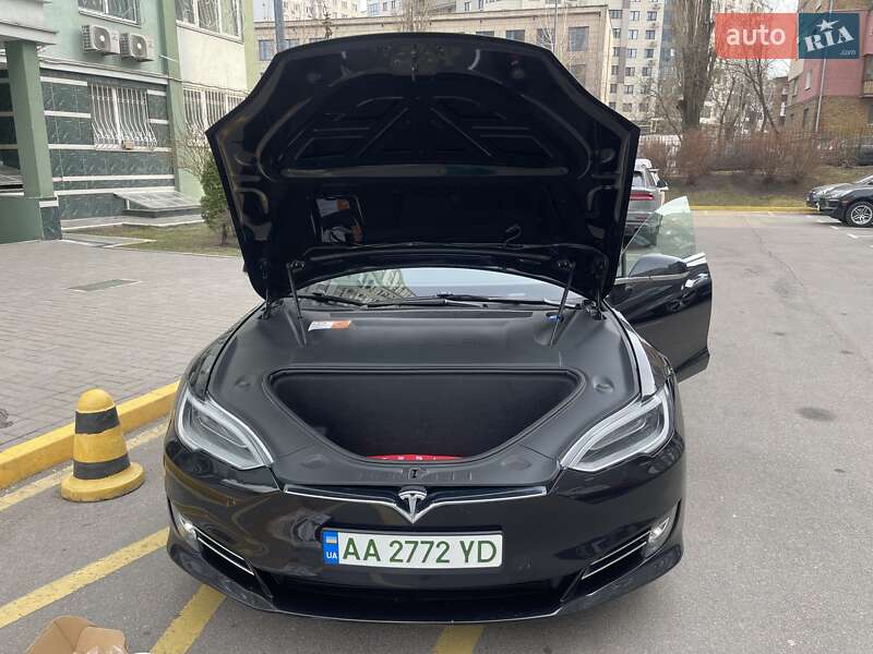 Лифтбек Tesla Model S 2018 в Киеве