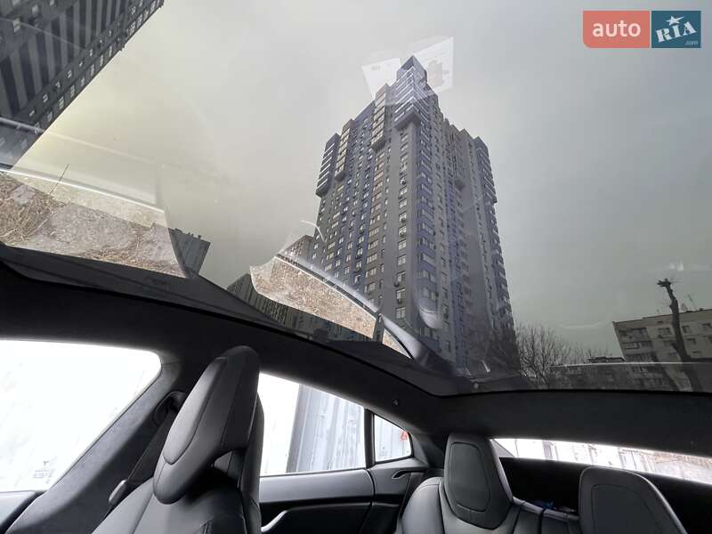 Лифтбек Tesla Model S 2018 в Киеве