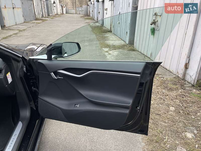 Лифтбек Tesla Model S 2018 в Киеве