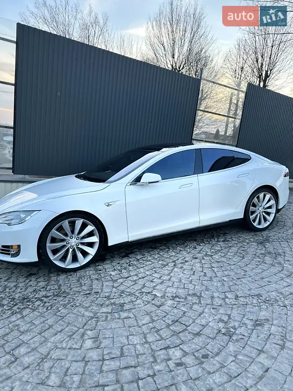 Tesla Model S 2015