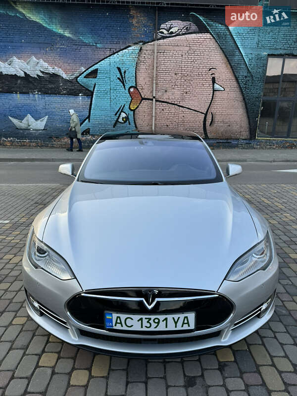 Ліфтбек Tesla Model S 2015 в Луцьку
