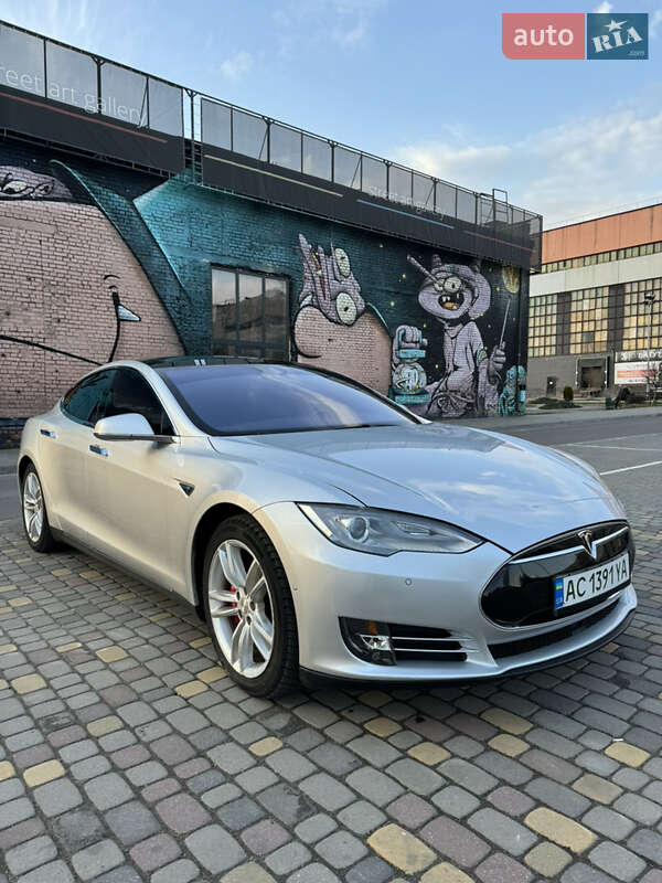 Ліфтбек Tesla Model S 2015 в Луцьку