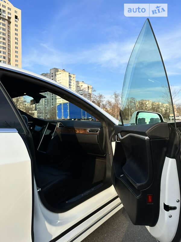 Лифтбек Tesla Model S 2017 в Киеве фото 11 Лифтбек Tesla Model S 2017 в Киеве