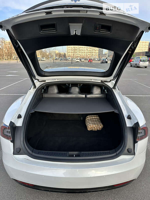 Лифтбек Tesla Model S 2017 в Киеве фото 15 Лифтбек Tesla Model S 2017 в Киеве