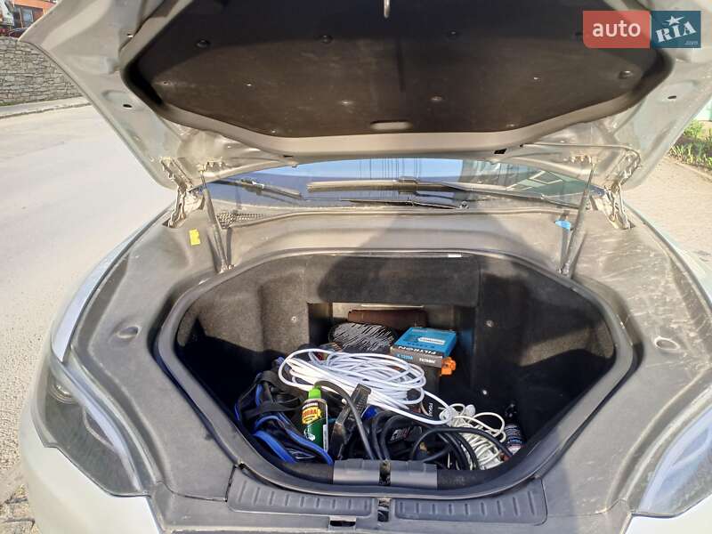 Ліфтбек Tesla Model S 2013 в Кам'янець-Подільському