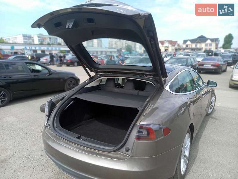 Лифтбек Tesla Model S 2016 в Черкассах