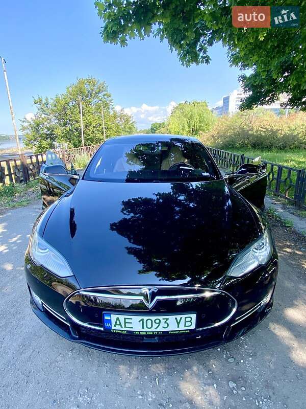 Ліфтбек Tesla Model S 2015 в Дніпрі