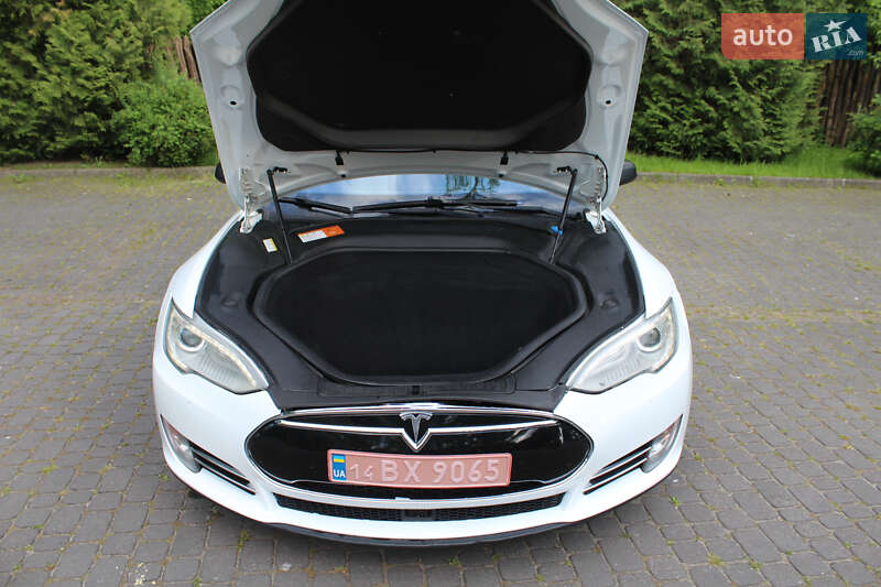 Ліфтбек Tesla Model S 2015 в Львові