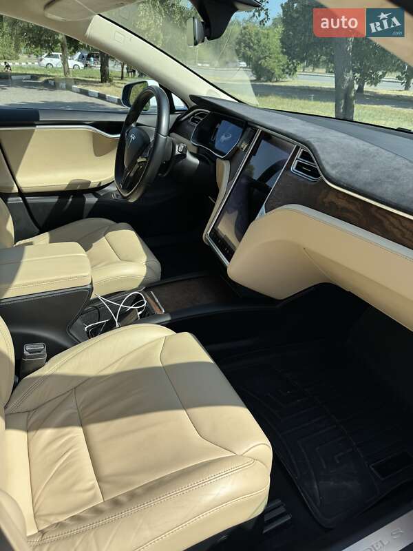 Лифтбек Tesla Model S 2017 в Запорожье