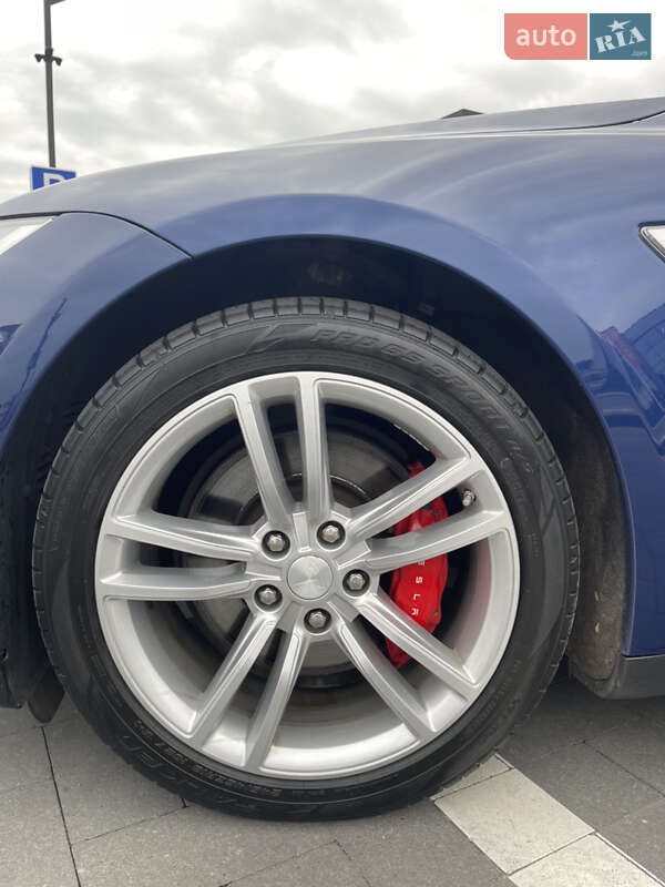 Лифтбек Tesla Model S 2015 в Луцке