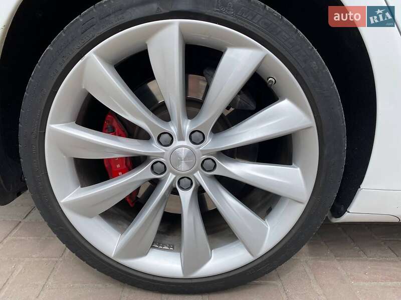 Лифтбек Tesla Model S 2017 в Запорожье