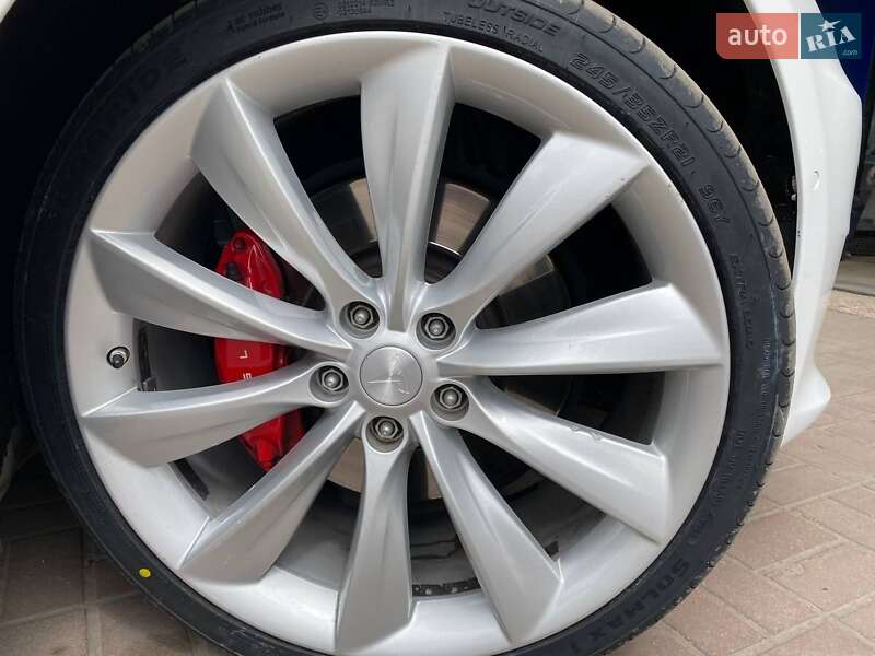 Лифтбек Tesla Model S 2017 в Запорожье