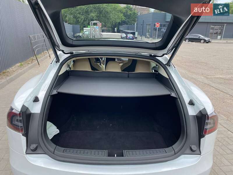 Лифтбек Tesla Model S 2017 в Запорожье
