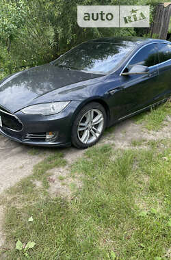 Лифтбек Tesla Model S 2015 в Ромнах