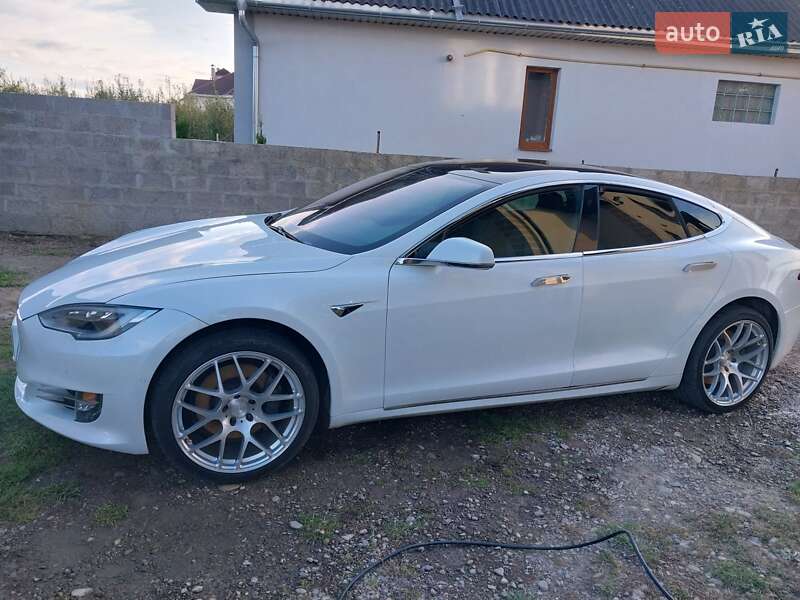 Ліфтбек Tesla Model S