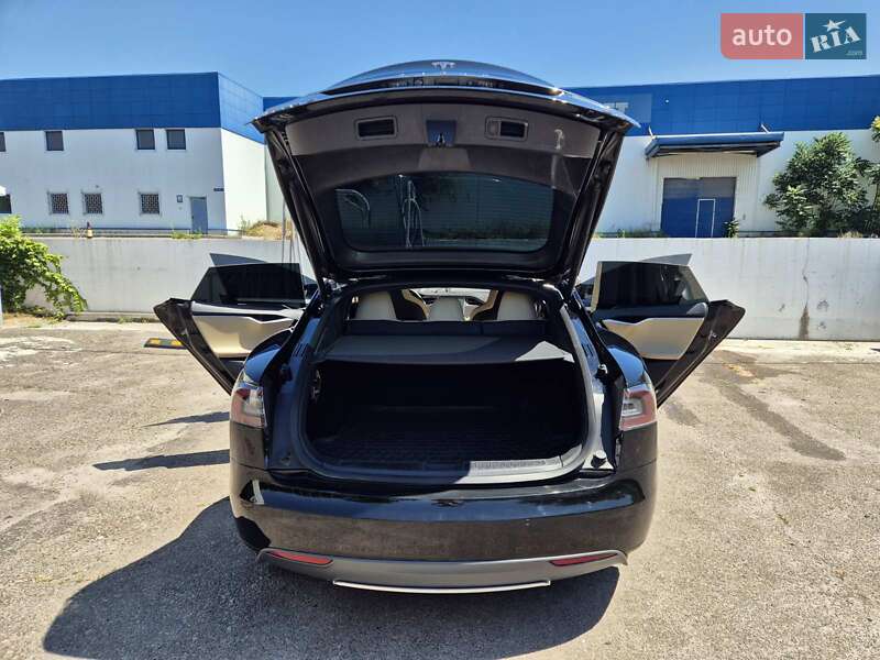 Лифтбек Tesla Model S