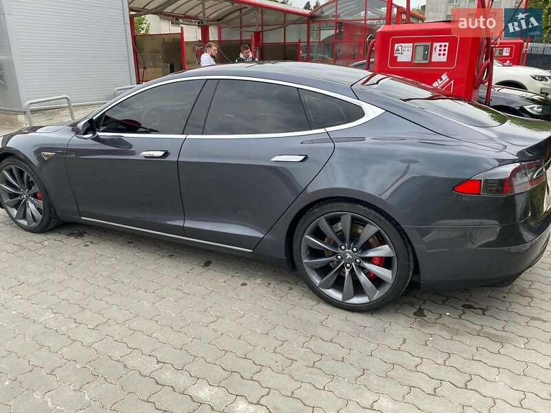 Tesla Model S 2015