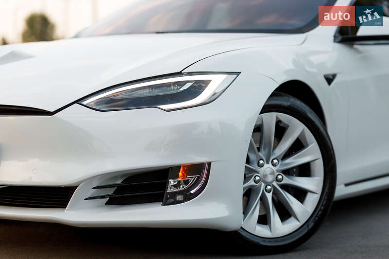 Лифтбек Tesla Model S 2019 в Чернигове