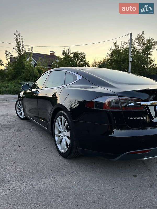 Лифтбек Tesla Model S