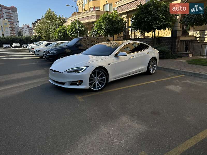 Tesla Model S 2020