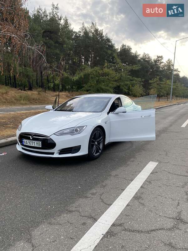 Ліфтбек Tesla Model S 2015 в Києві