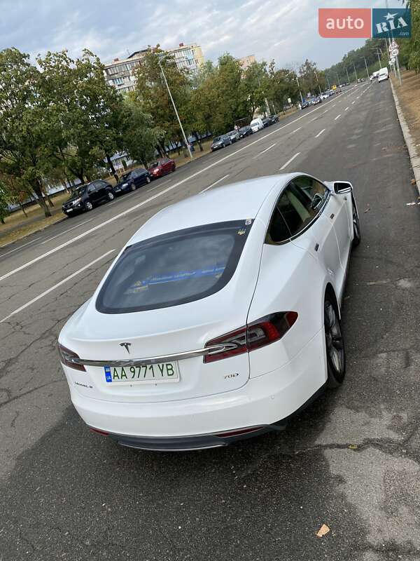 Ліфтбек Tesla Model S 2015 в Києві