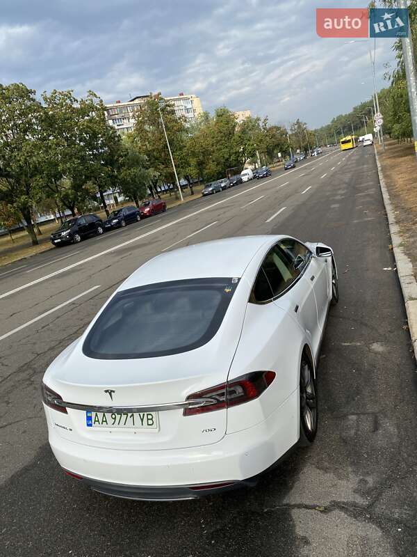 Ліфтбек Tesla Model S 2015 в Києві