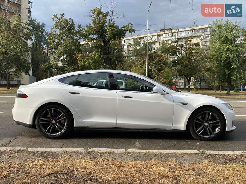Ліфтбек Tesla Model S 2015 в Києві
