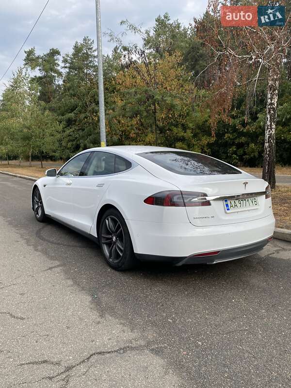 Ліфтбек Tesla Model S 2015 в Києві