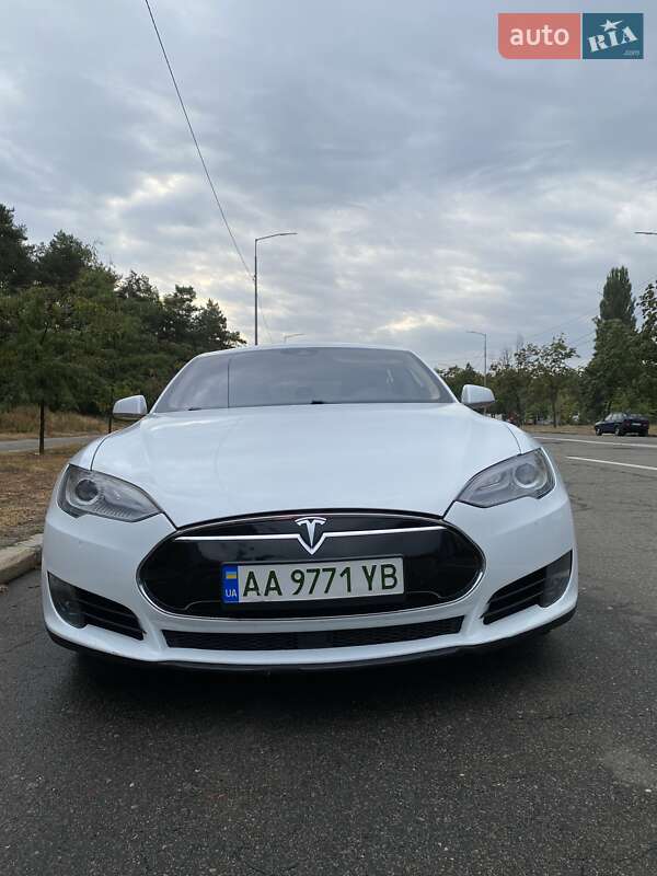 Ліфтбек Tesla Model S 2015 в Києві