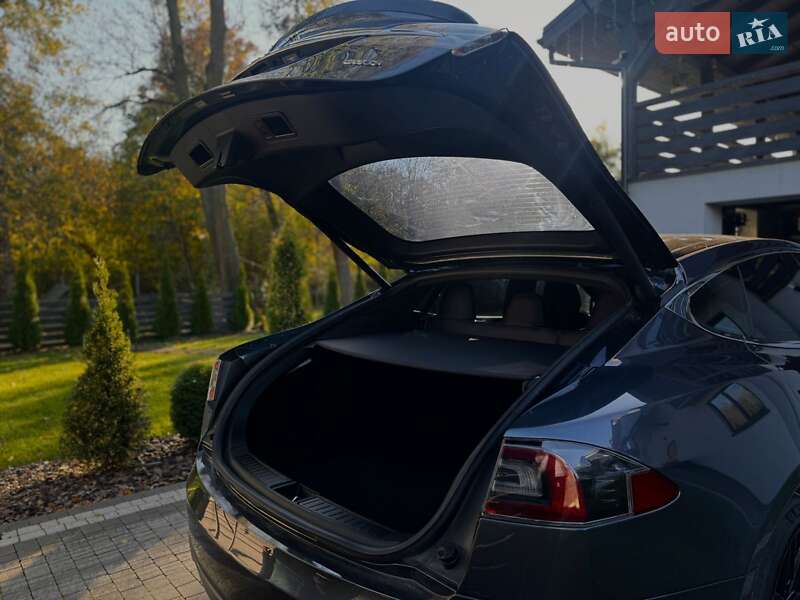 Лифтбек Tesla Model S 2015 в Львове
