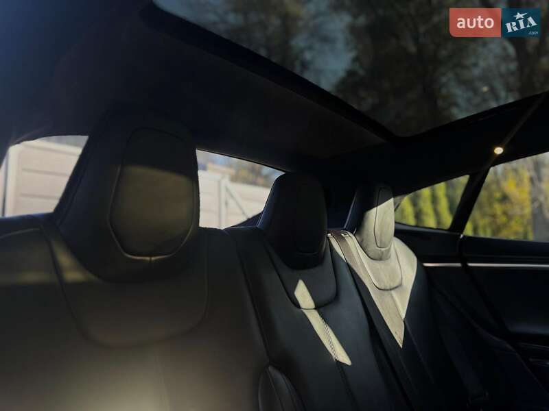 Лифтбек Tesla Model S 2015 в Львове