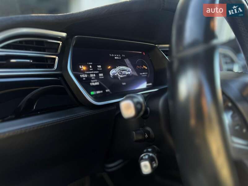 Лифтбек Tesla Model S 2015 в Львове
