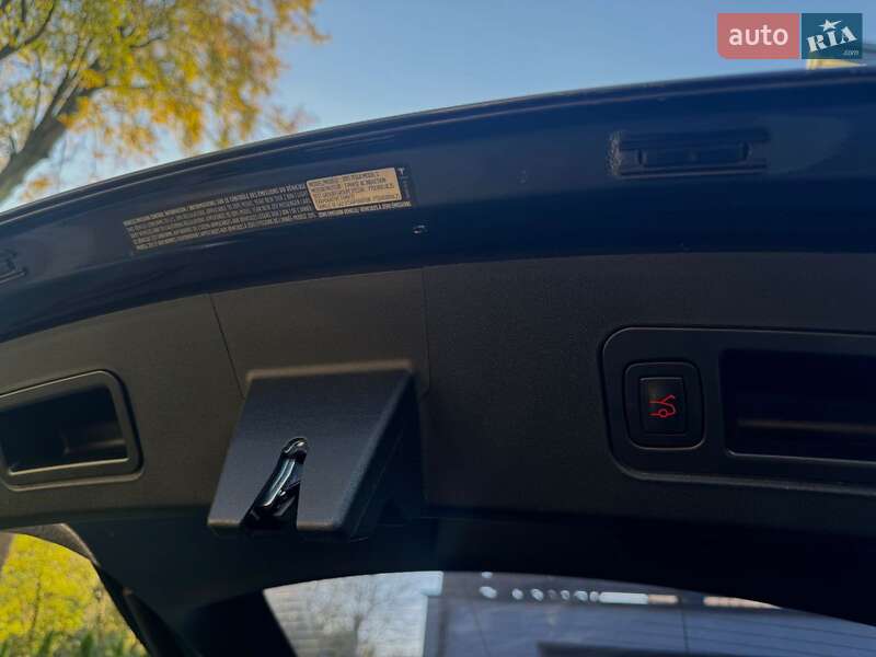 Лифтбек Tesla Model S 2015 в Львове