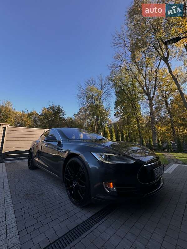 Лифтбек Tesla Model S 2015 в Львове