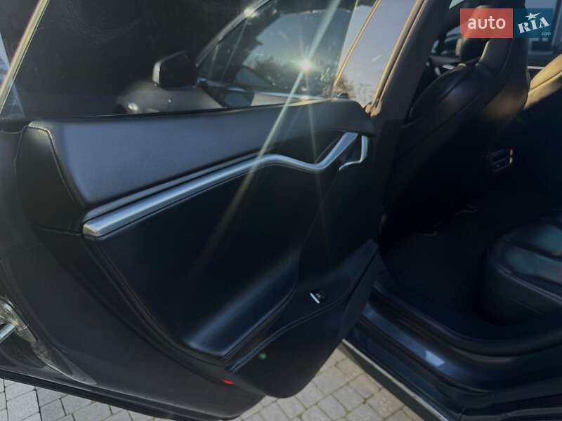 Лифтбек Tesla Model S 2015 в Львове