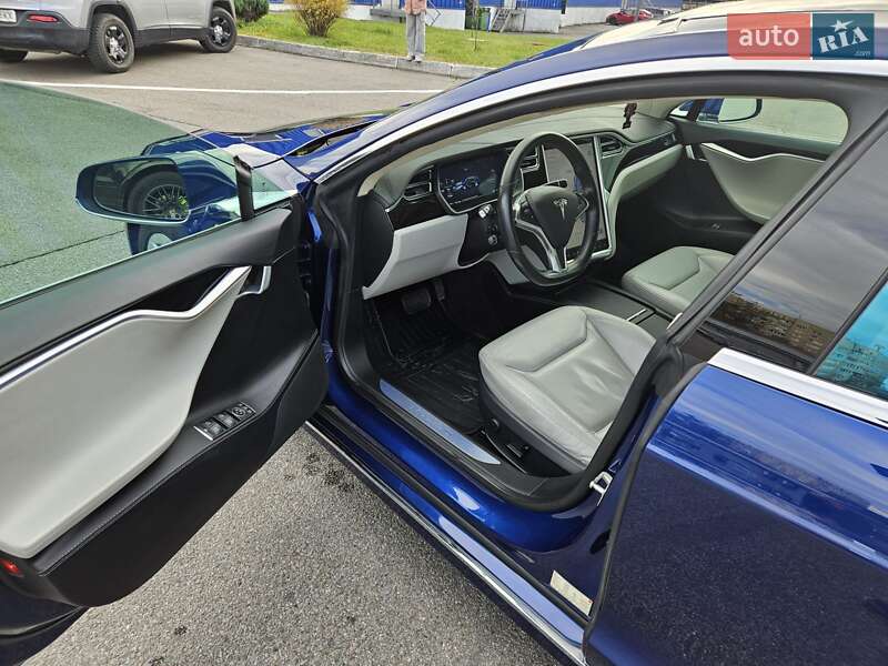 Лифтбек Tesla Model S 2016 в Львове