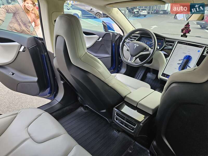 Лифтбек Tesla Model S 2016 в Львове