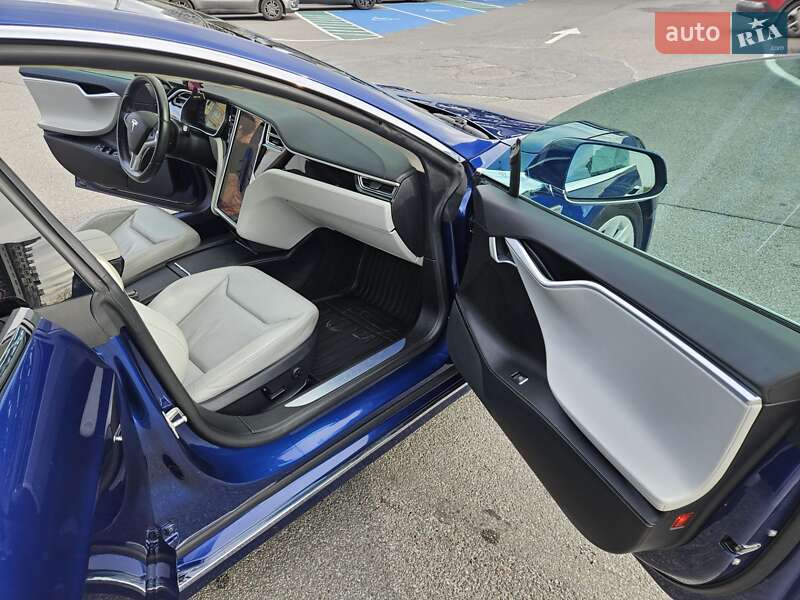 Лифтбек Tesla Model S 2016 в Львове