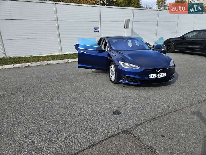 Лифтбек Tesla Model S 2016 в Львове