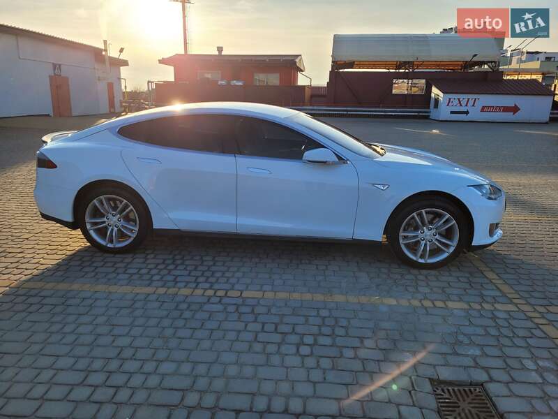 Лифтбек Tesla Model S 2015 в Львове
