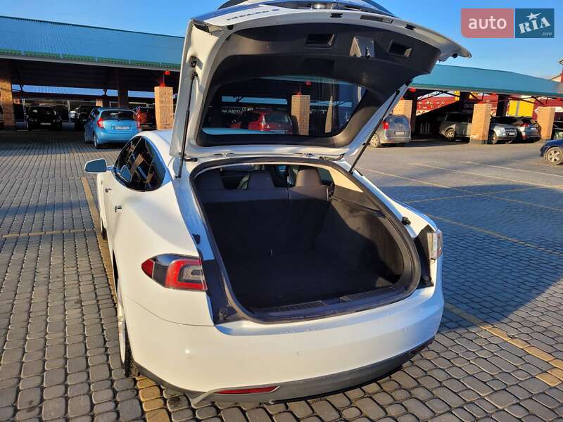 Лифтбек Tesla Model S 2015 в Львове
