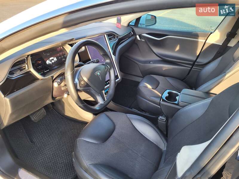 Лифтбек Tesla Model S 2015 в Львове