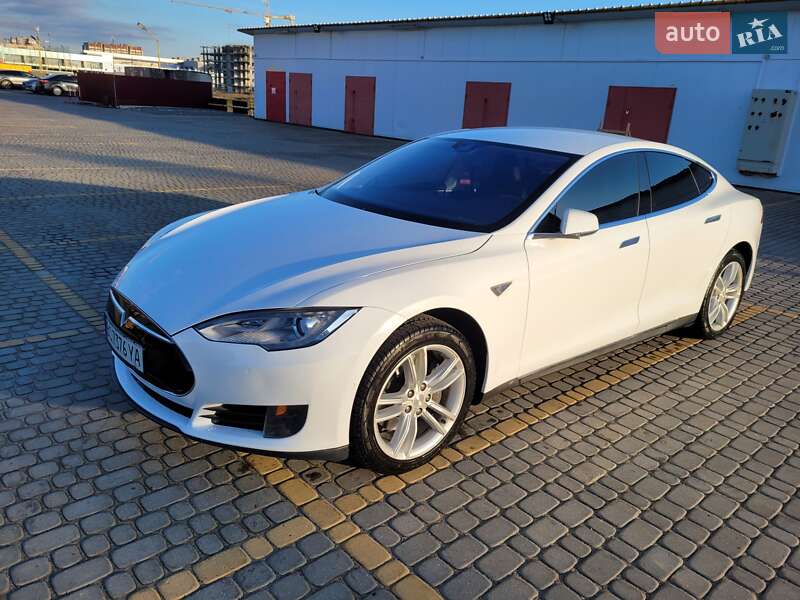 Лифтбек Tesla Model S 2015 в Львове