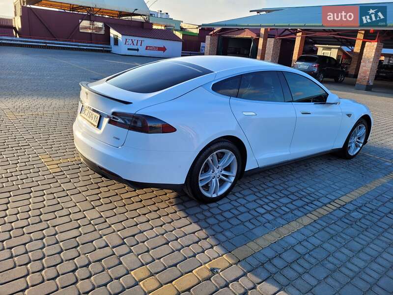 Лифтбек Tesla Model S 2015 в Львове