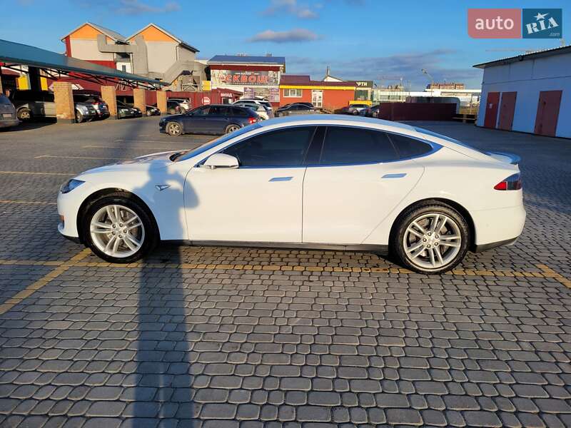 Лифтбек Tesla Model S 2015 в Львове