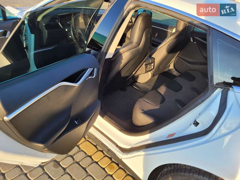 Лифтбек Tesla Model S 2015 в Львове