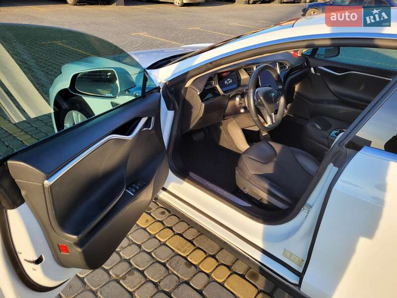 Лифтбек Tesla Model S 2015 в Львове