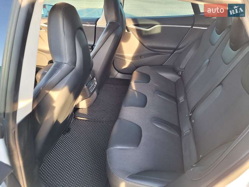 Лифтбек Tesla Model S 2015 в Львове