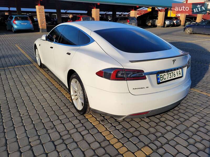 Лифтбек Tesla Model S 2015 в Львове